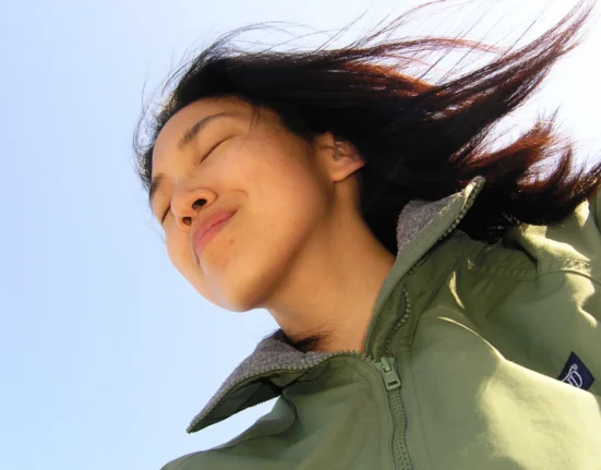 Perempuan asia swafoto saat tertiup angin