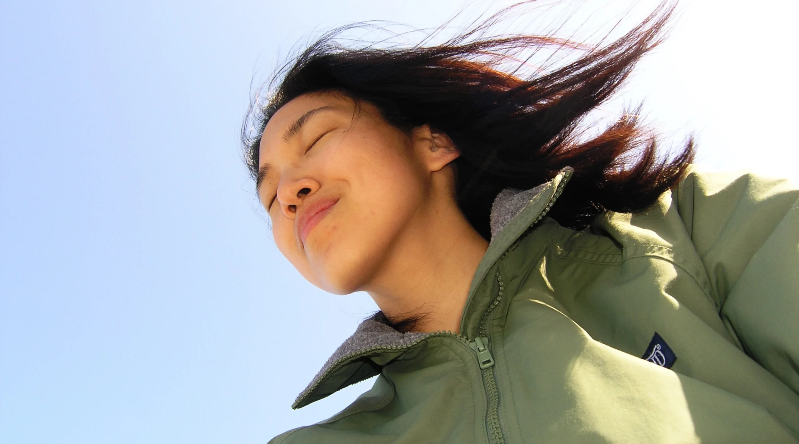 Perempuan asia swafoto saat tertiup angin