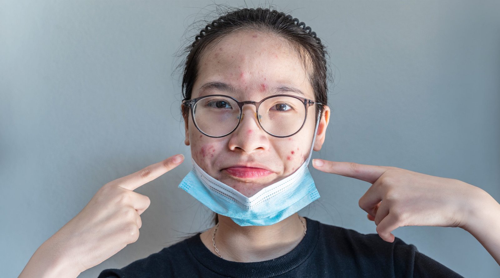 Young Asian woman open her mask
