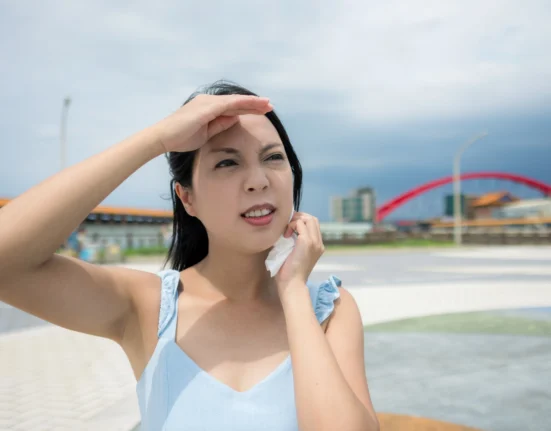 Paparan polusi dan sinar matahari di luar ruangan bisa memperparah kondisi kulit kotor dan kering.