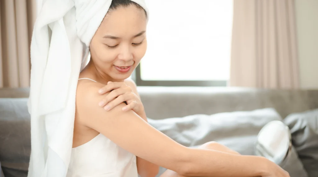 Perawatan kulit setelah mandi untuk membersihkan sisa polusi dan menjaga kelembapan kulit.